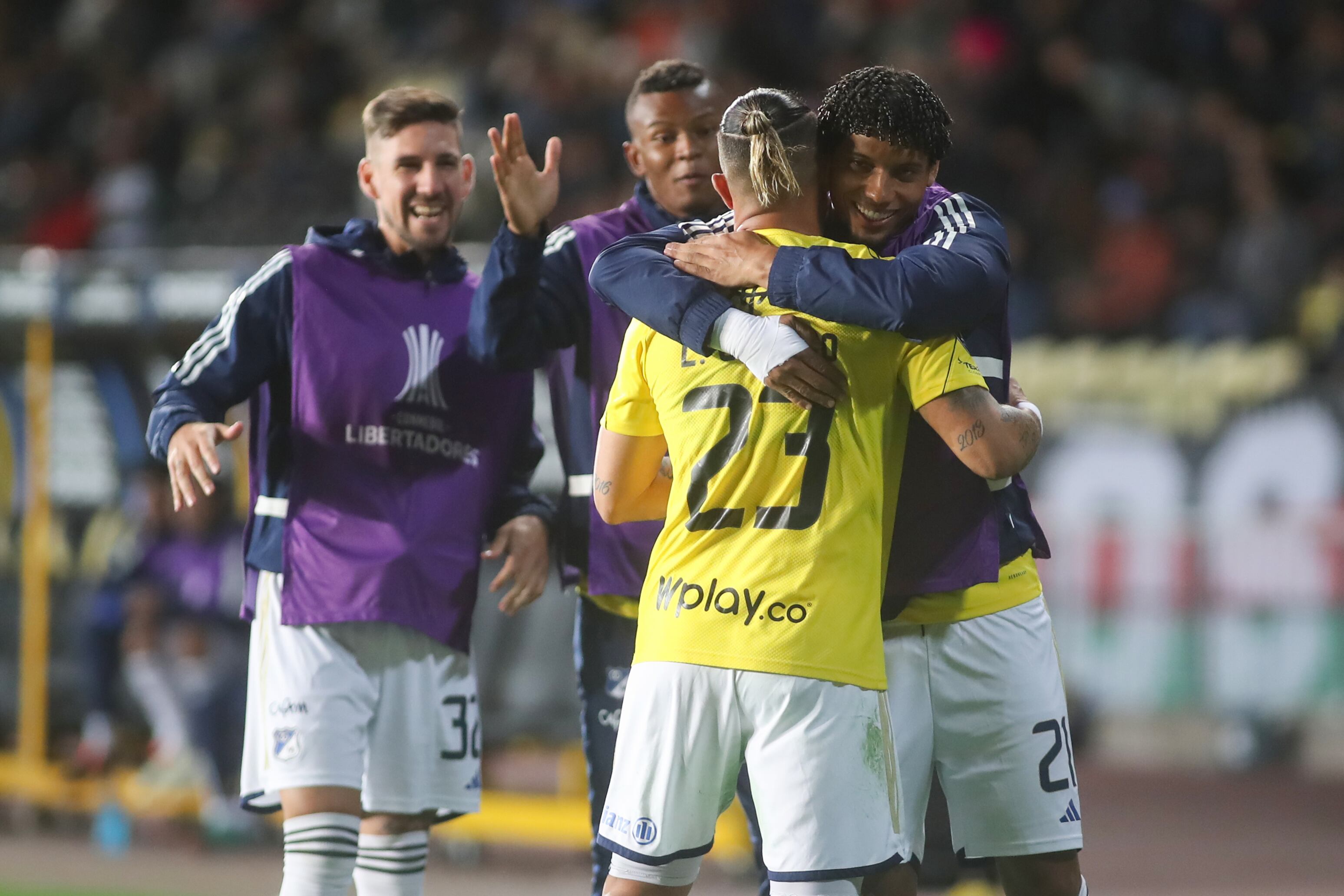 AMDEP700. COQUIMBO (CHILE), 25/04/2024.- Leonardo Fabio Castro (2-d) de Millonarios celebra un gol este jueves, en un partido de la fase de grupos de la Copa Libertadores entre Palestino y Millonarios en el estadio Municipal Francisco Sánchez Rumoroso en Coquimbo (Chile). EFE/ Hernán Contreras