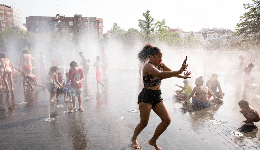 Ciudadanos se refrescan en medio de la ola de calor. Foto: Getty 