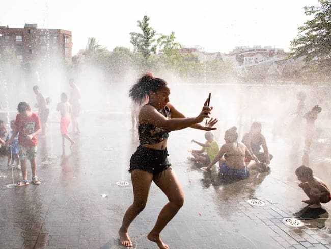 Ciudadanos se refrescan en medio de la ola de calor. Foto: Getty 