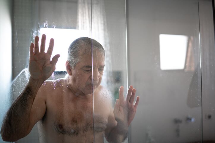Imagen de referencia sobre síntoma de Alzheimer que se puede detectar en la ducha. / Getty Images