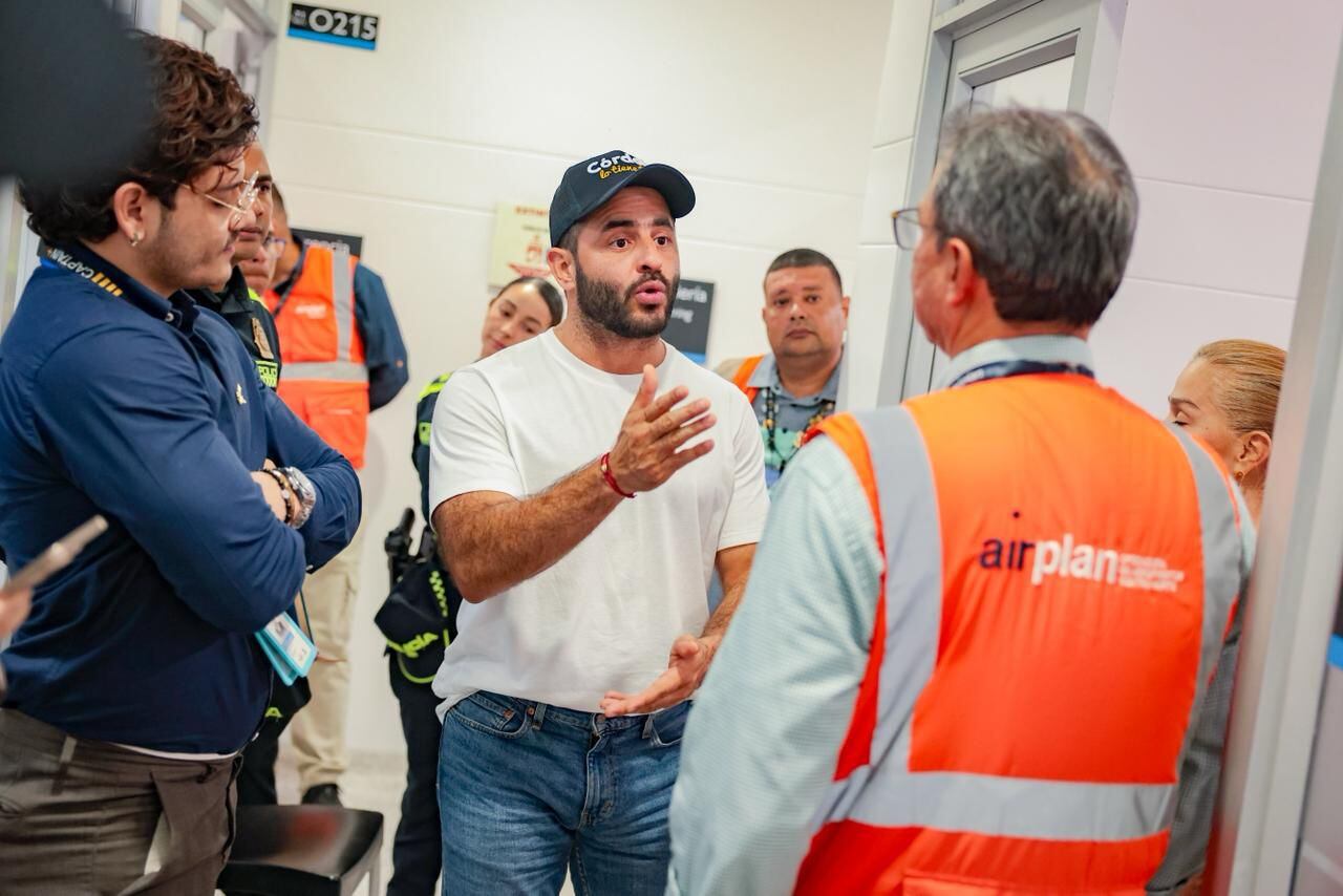 Con entrega de equipos a la Aeronáutica Civil, gobernador Erasmo Zuleta celebra avance en la internacionalización del aeropuerto Los Garzones.