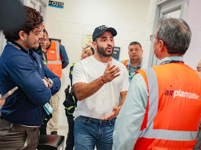 Con entrega de equipos a la Aeronáutica Civil, gobernador Erasmo Zuleta celebra avance en la internacionalización del aeropuerto Los Garzones.