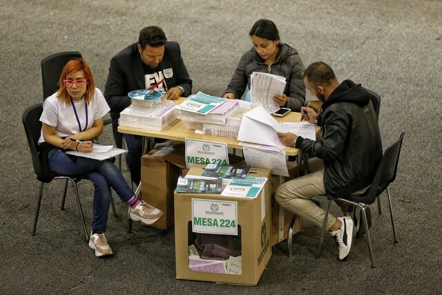 Jurados de votación revisando el material electoral / Foto: Colprensa