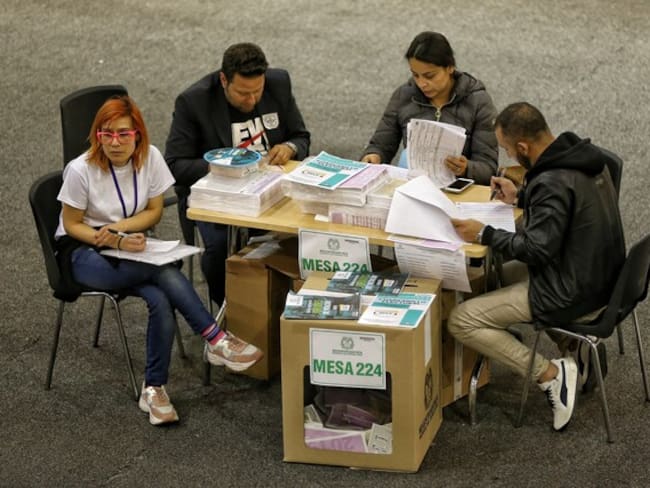 Jurados de votación revisando el material electoral / Foto: Colprensa