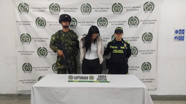 Mujer capturada por sentencia activa por robos con escopolamina - foto Alcaldía de Itagüí.