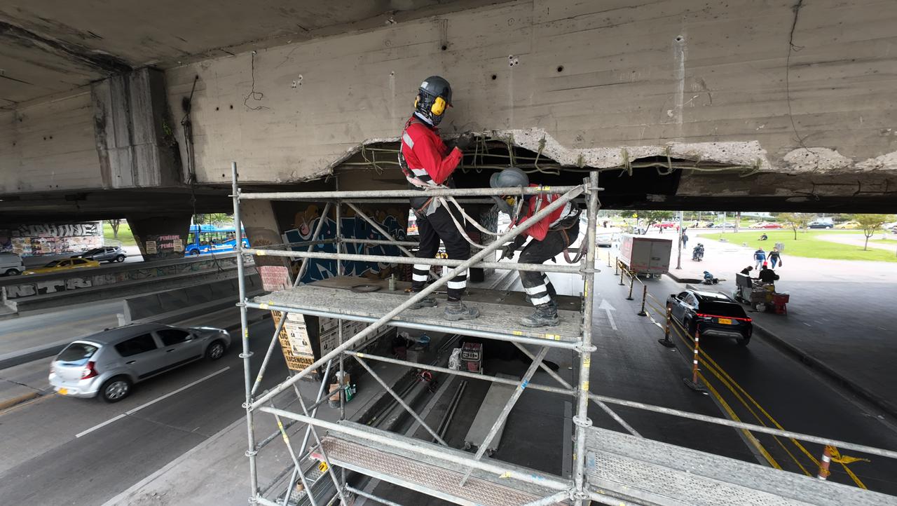 Continúa la reparación de vigas del puente vehicular en la av. calle 19 con avenida NQS, en Bogotá