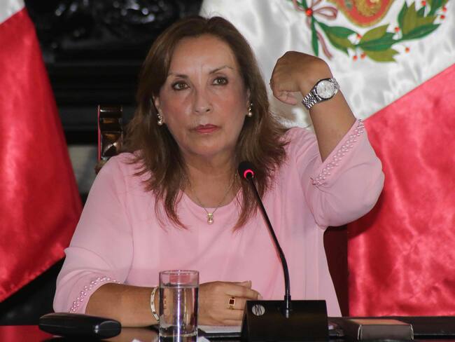 AME5003. LIMA (PERÚ), Fotografía  de la presidenta de Perú, Dina Boluarte, muestra sus joyas en una rueda de prensa en Lima (Perú). La Fiscalía de Perú incautó tres relojes Rolex y una pulsera que son propiedad del gobernador regional de Ayacucho, Wilfredo Oscorima, y que presuntamente prestó a la mandataria. EFE/ Str NO VENTAS ZONA EPA