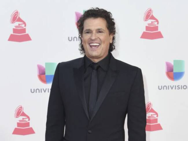 Carlos Vives dona guitarra al Museo Nacional de Historia Estadounidense