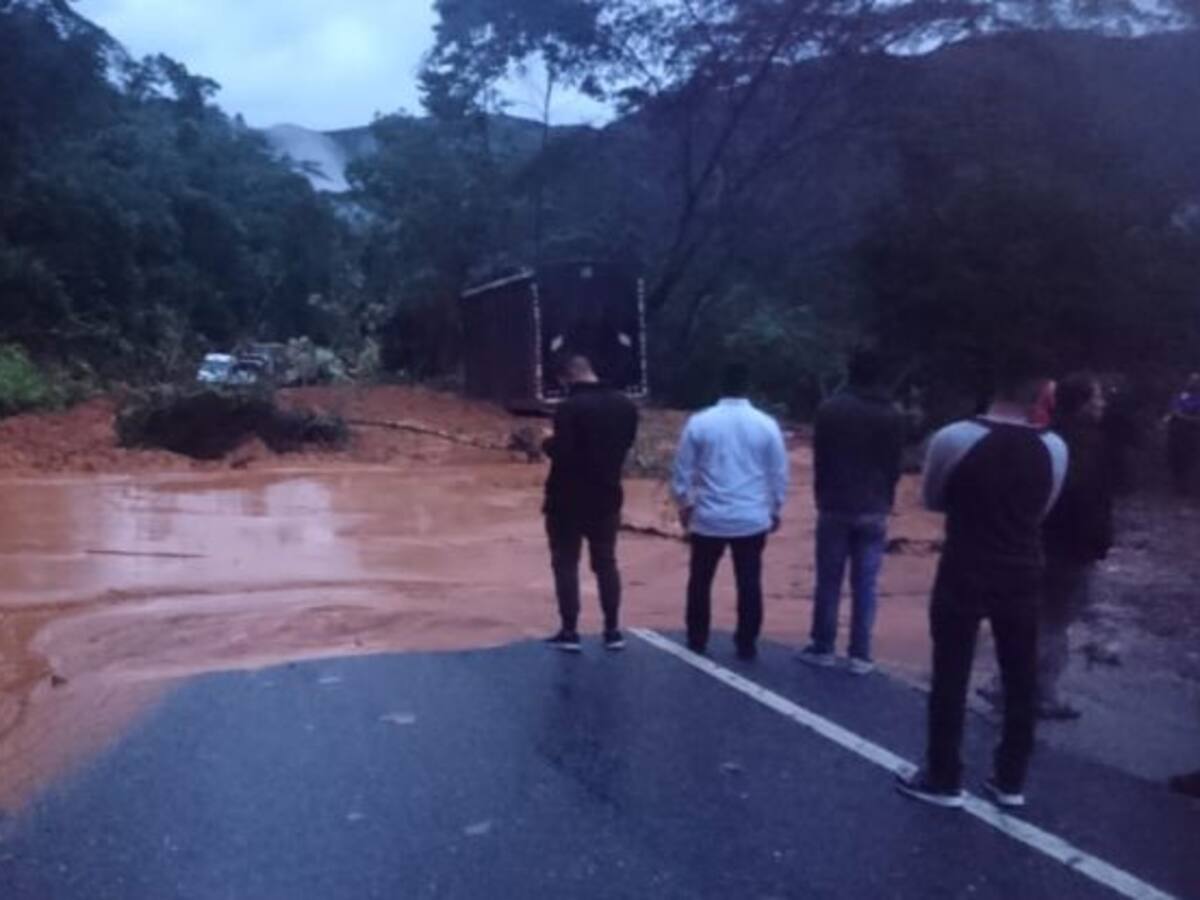 Por derrumbe, otra vez cerrada la autopista Medellín - Bogotá