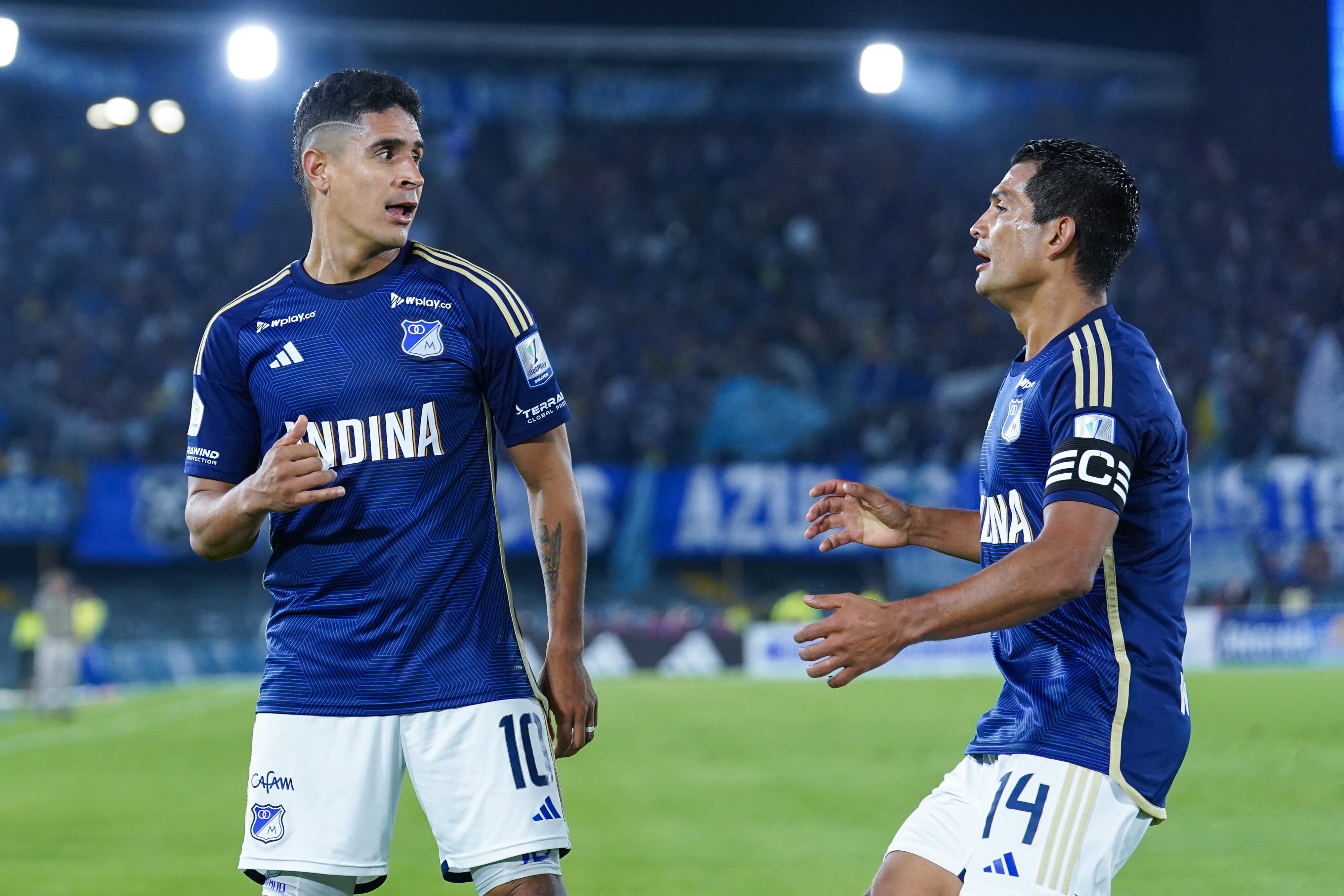 Daniel Cataño y David Mackalister Silva, jugadores de Millonarios. (Photo by Andres Rot/Getty Images)