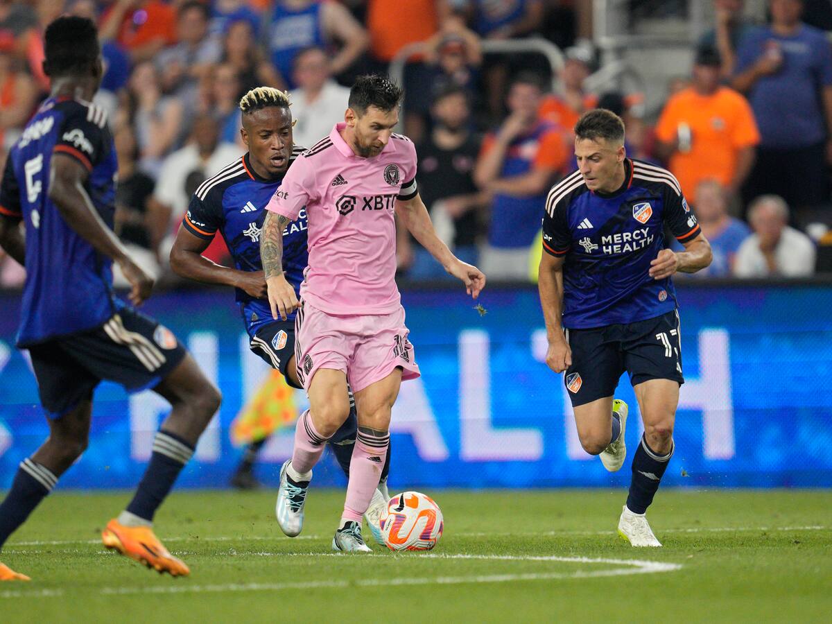 Video: Lionel Messi se enoja y encara a Santiago Arias