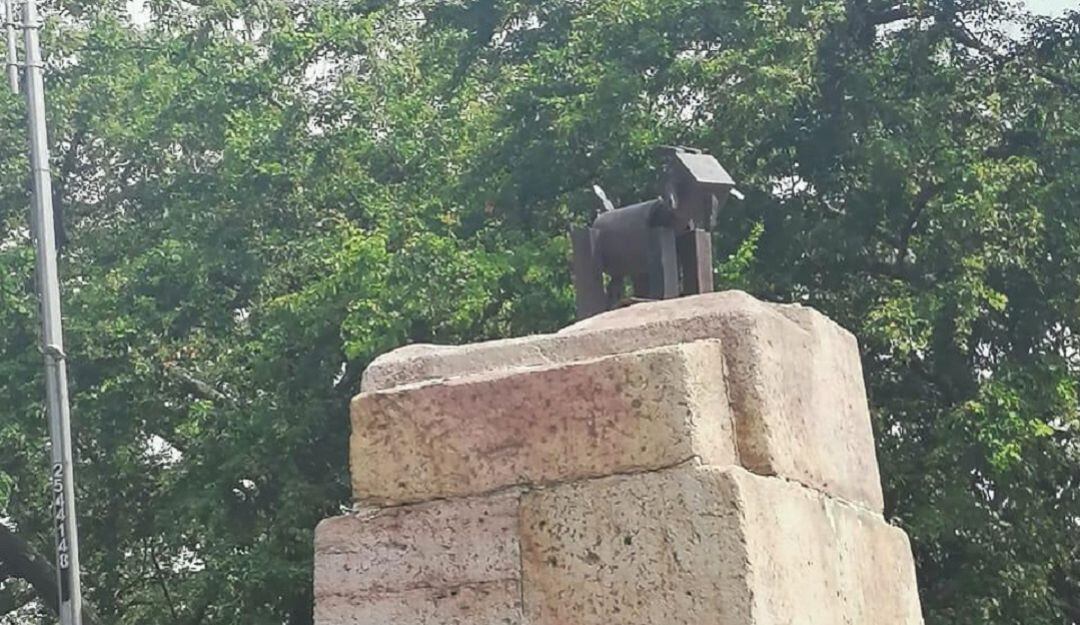 Imagen de la cabra sobre el pedestal