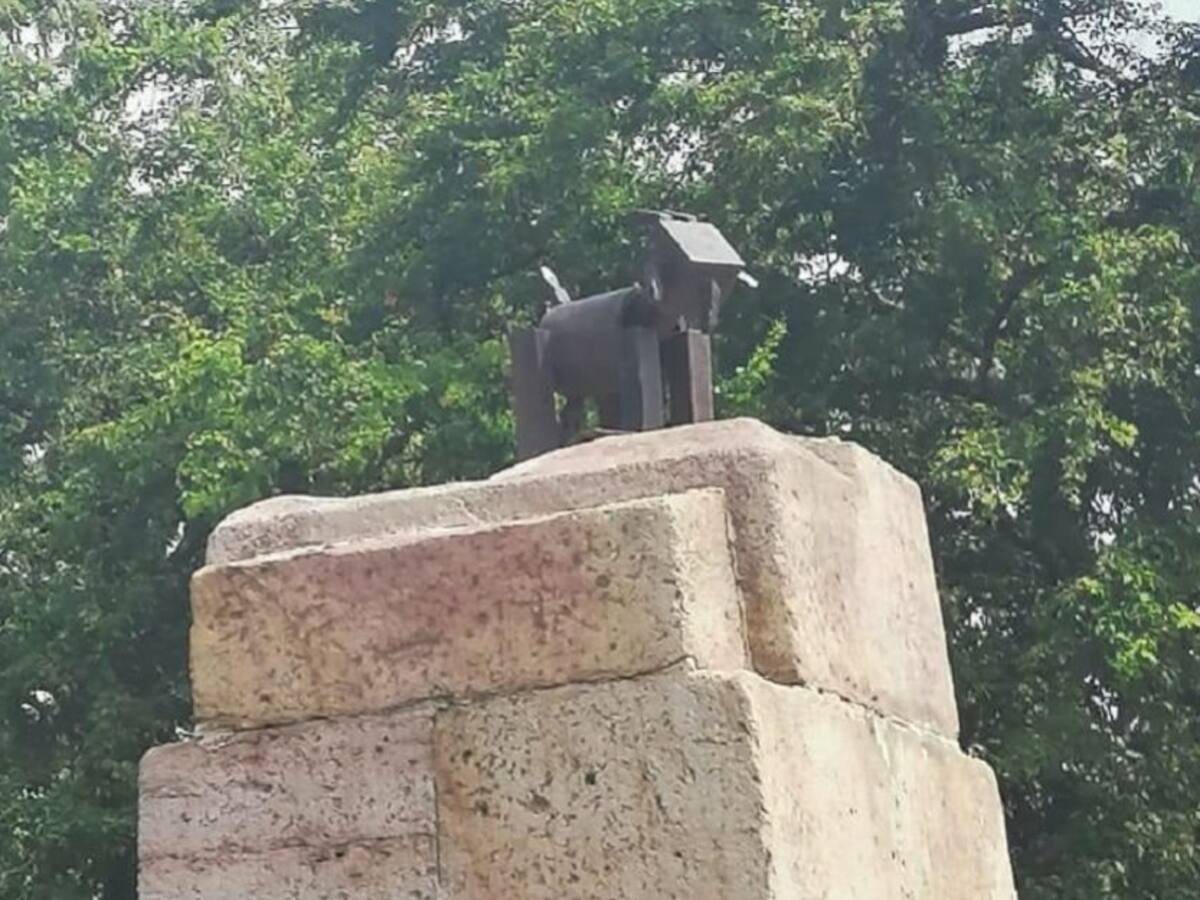 Instalan una cabra en donde estaba la estatua de Sebastián de Belalcázar