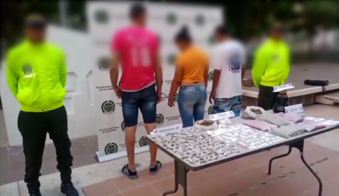 La Policía capturó a tres presuntos integrantes de la banda e incautaron 3.300 dosis de marihuana y 380 de cocaína