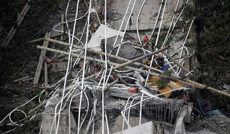 Las autoridades reportaron que hasta el momento nueve personas han fallecido por la caída de un puente que se construye en la doble calzada Bogotá-Villaviencio, sector de Chirajará en jurisdicción del municipio de Guayabetal (Cundinamarca).