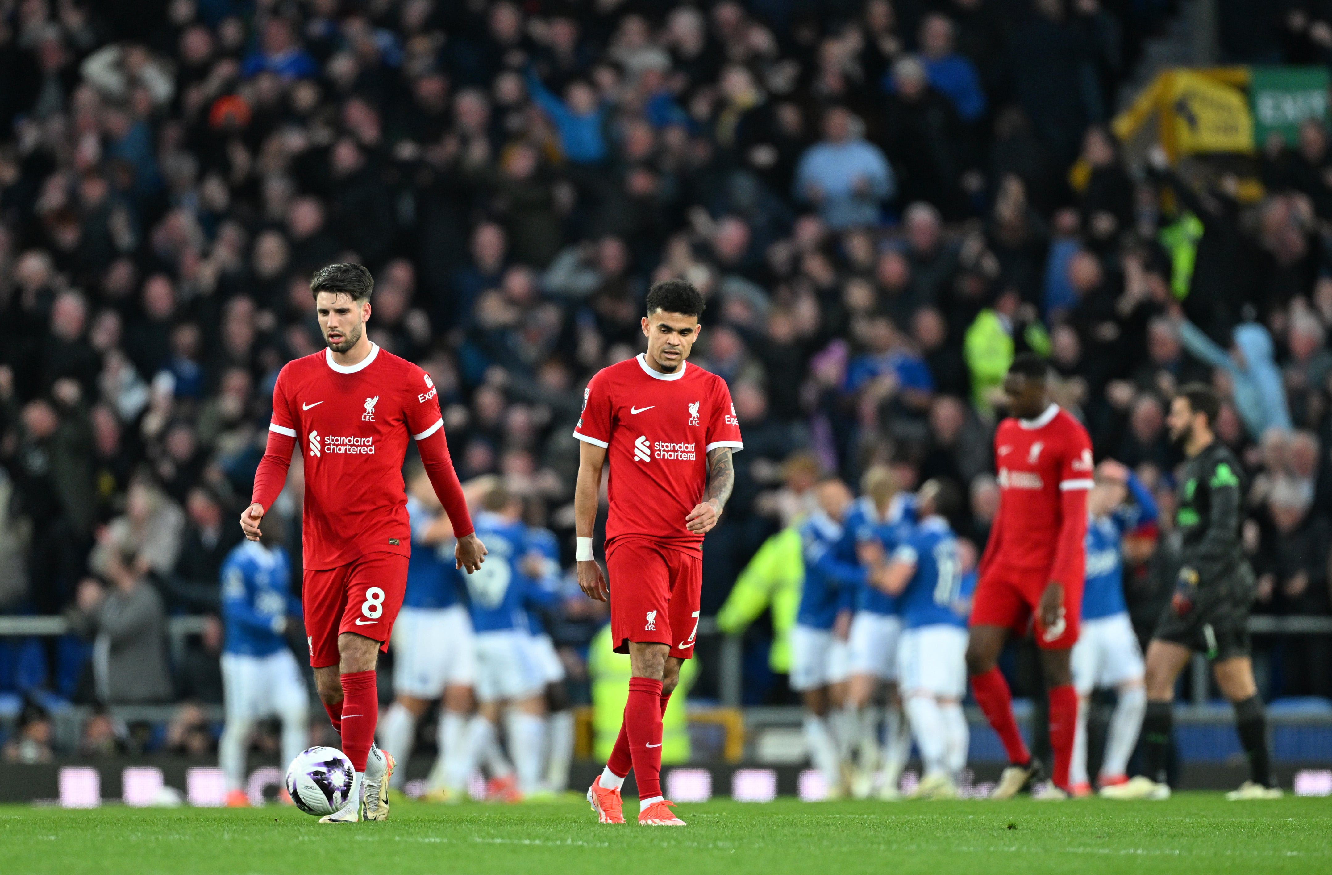 Luis Díaz se lamenta tras uno de los goles del Everton. (Photo by Michael Regan/Getty Images)