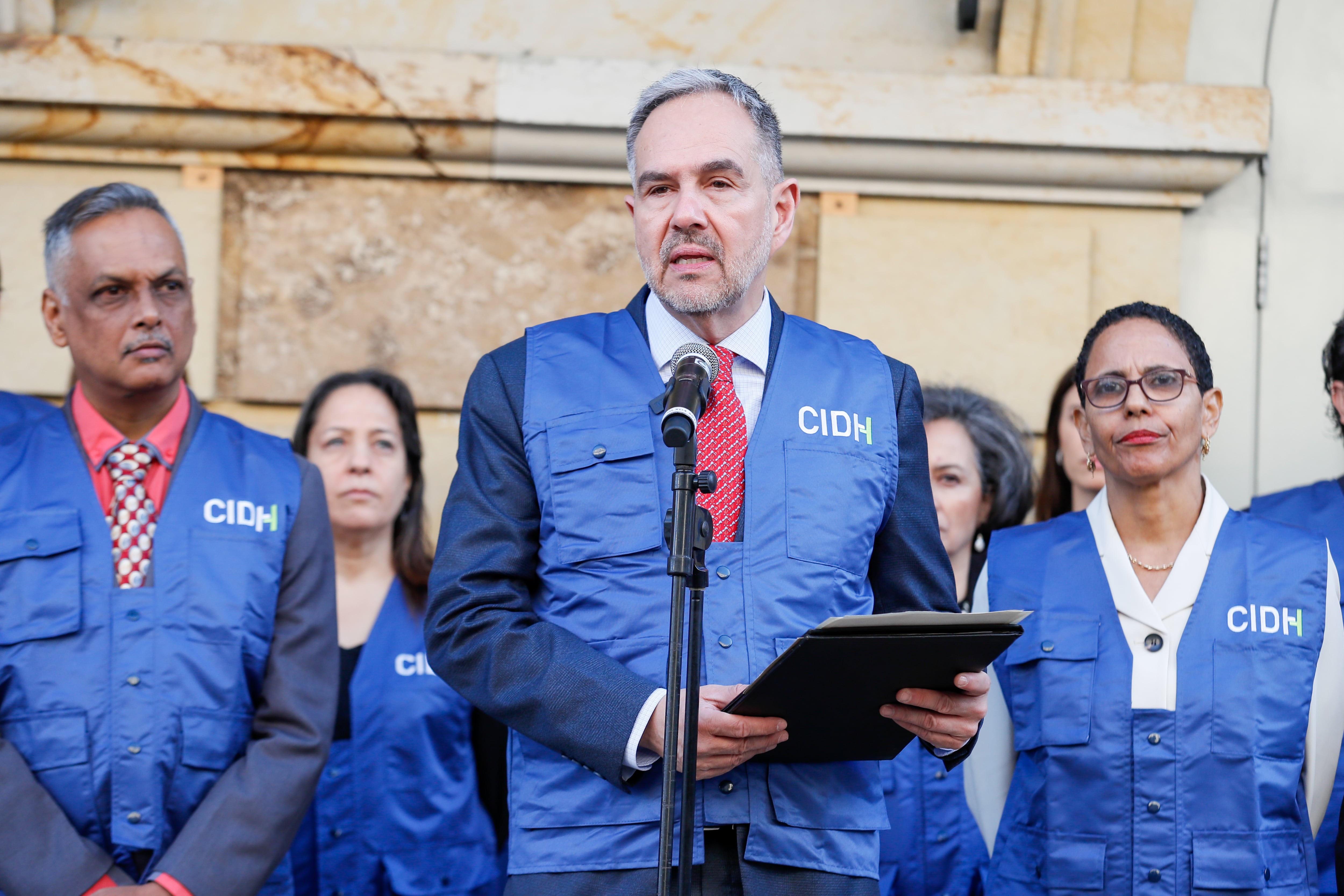 Los comisionados de la CIDH anunciaron este lunes que realizarán hasta el 19 de abril un recorrido por varias ciudades de Colombia con el propósito de observar la situación de los derechos humanos y el impacto de la violencia. EFE/ Carlos Ortega