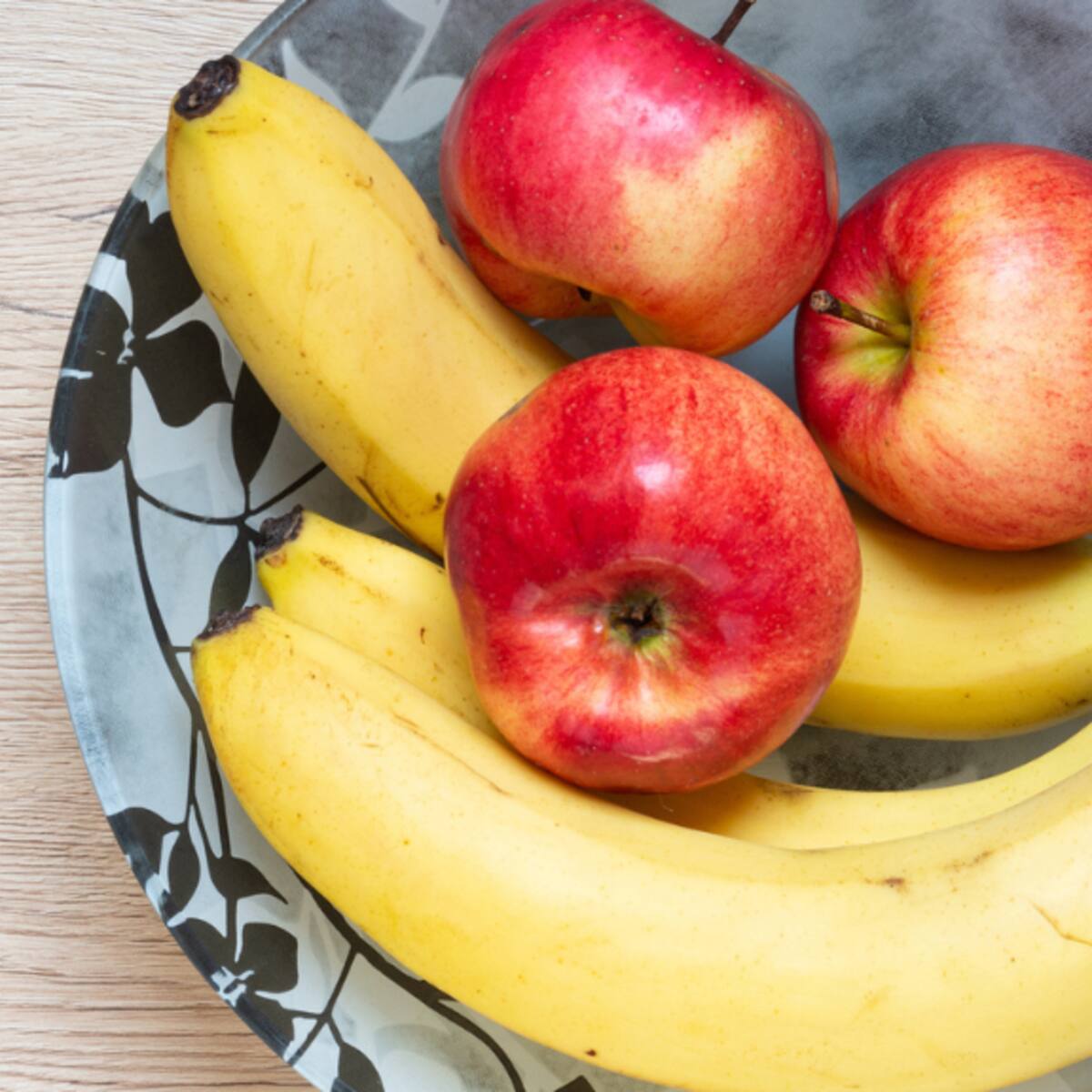 Banano o manzana: ¿cuál tiene más azúcar?, ¿podría engordar si la come frecuentemente?