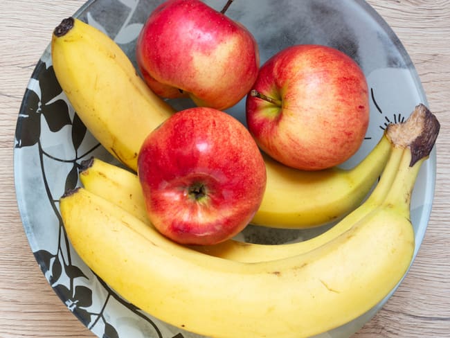 Imagen de referencia, banano y manzana // Getty Images