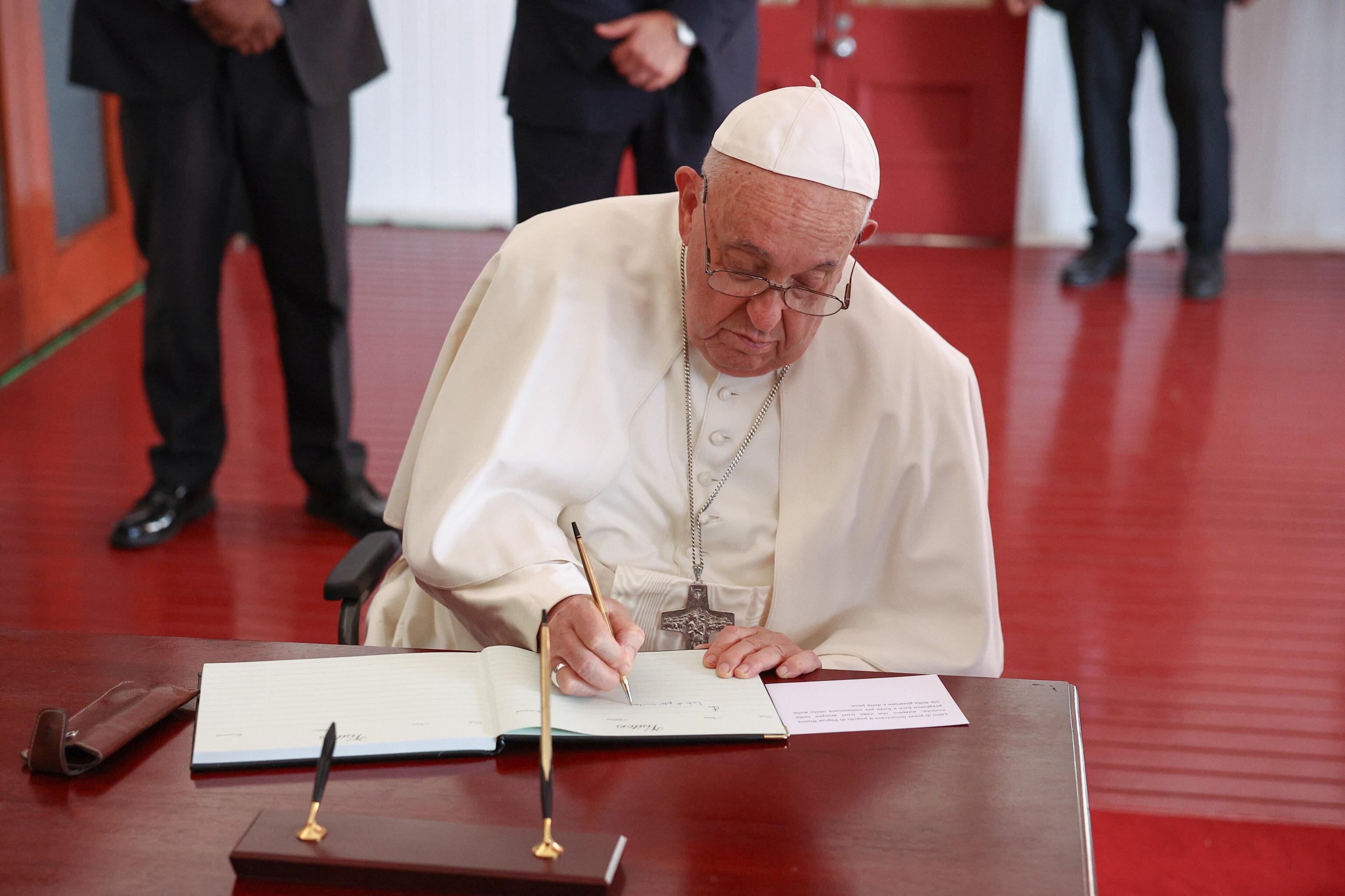 Port Moresby (Papua New Guinea), 03/02/2024.- Pope Francis signs the book of honor as he meets with Papua New Guinea's governor general at the Government House in Port Moresby, Papua New Guinea, 07 September 2024. Pope Francis is traveling from 2 to 13 September to conduct apostolic visits to Indonesia, Papua New Guinea, East Timor and Singapore. (Papa, República Guinea, Papúa-Nueva Guinea, Papúa Nueva Guinea, Singapur, Timor Oriental, Singapur) EFE/EPA/GUGLIELMO MANGIAPANE / POOL