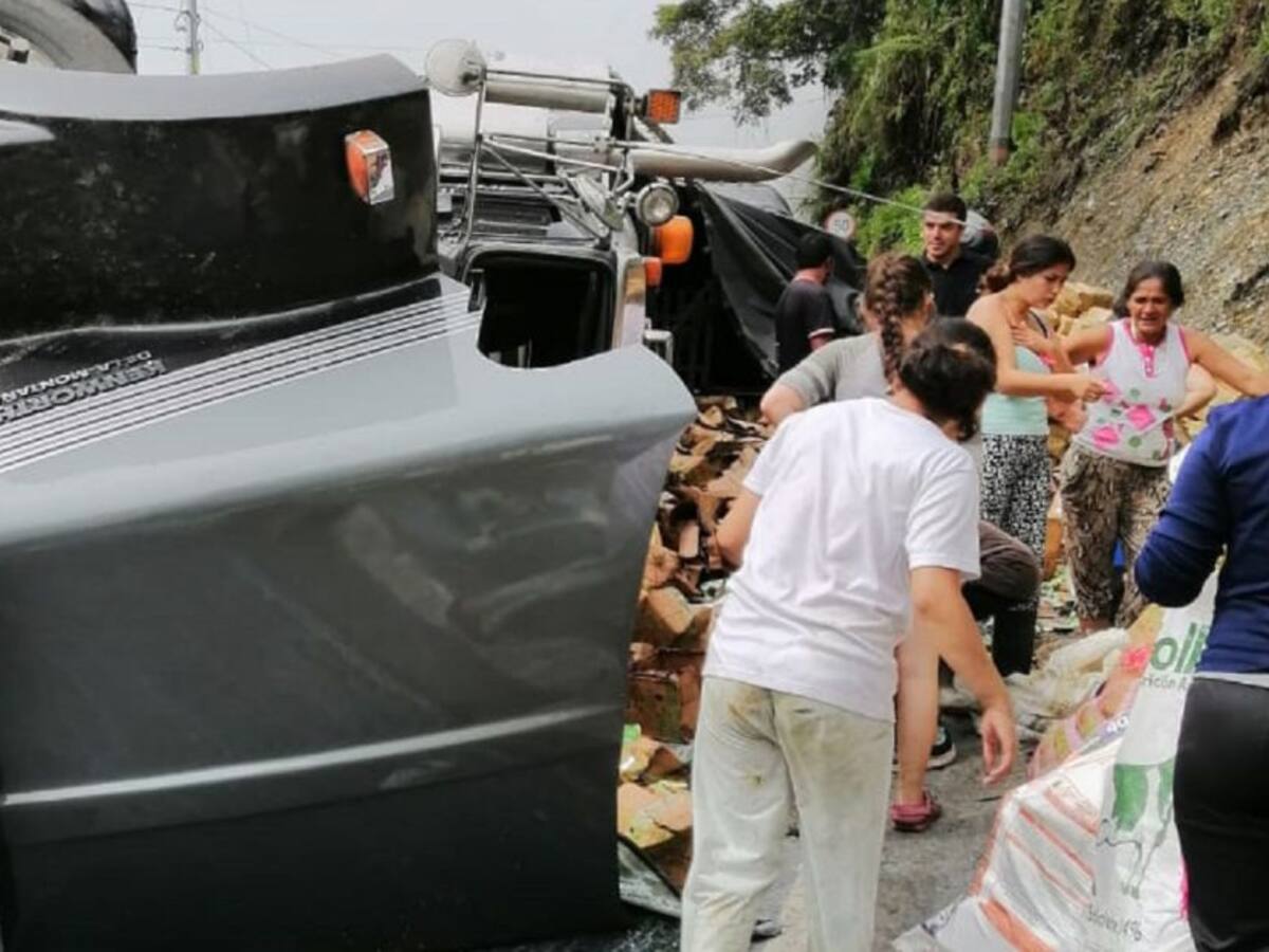 Un camión de carga se accidentó y fue saqueado por habitantes del Valdivia