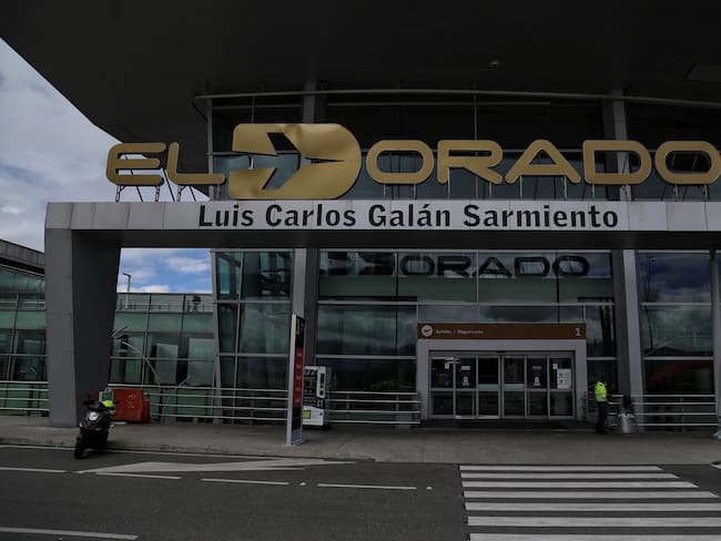 El drama de las familias deportadas de EE.UU. que llegaron hoy al Aeropuerto El Dorado