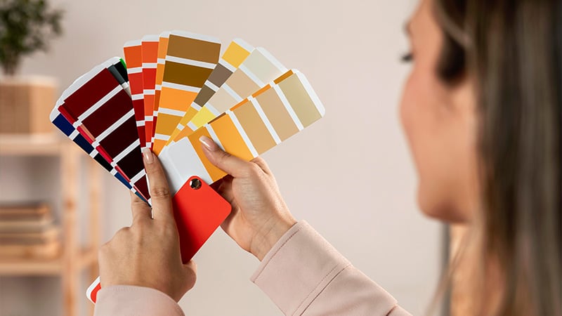 Mujer escogiendo su color favorito / cortesía Centrocolor Pinturas