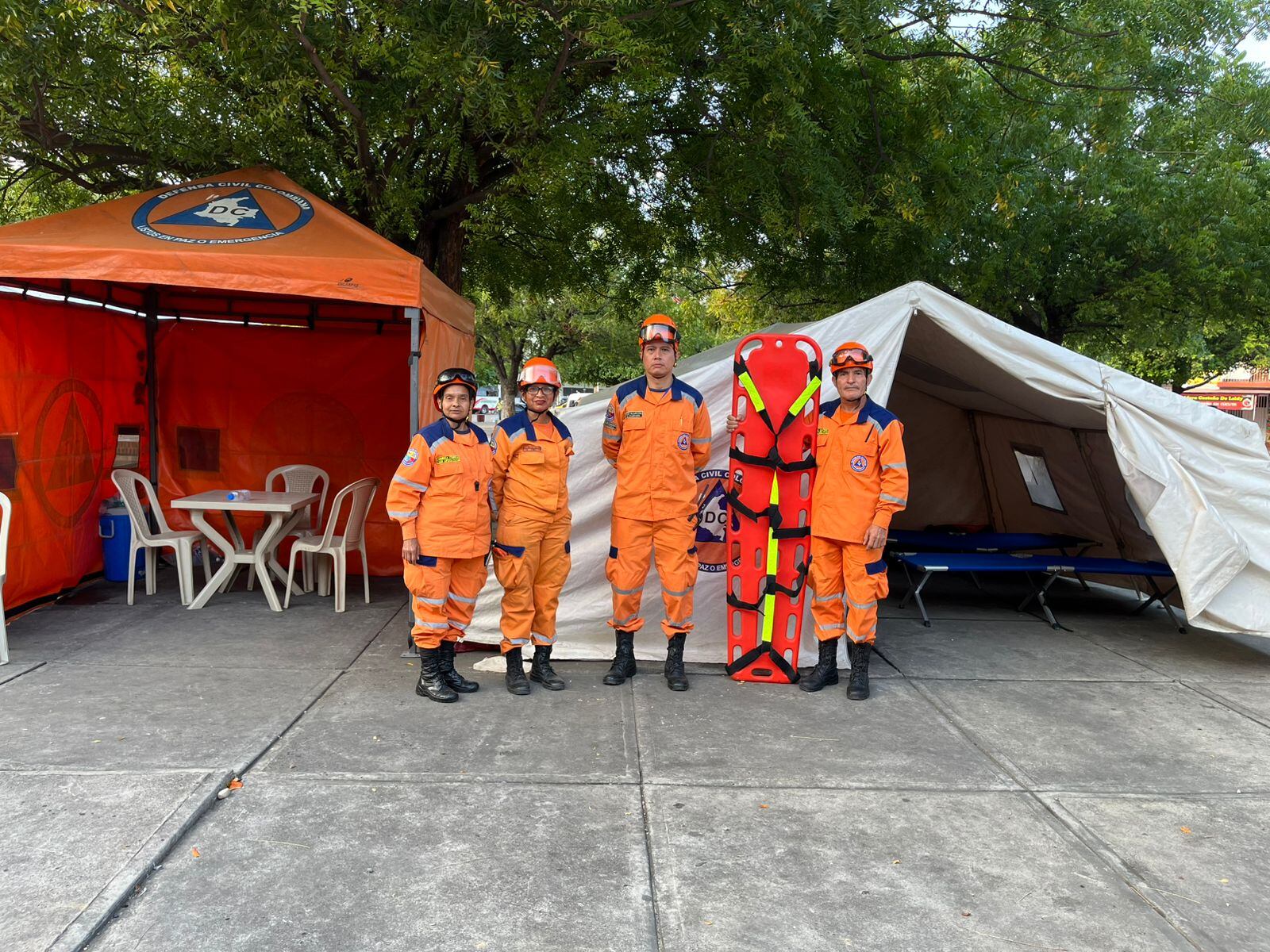 Voluntarios de la Defensa Civil brindan atención a los desplazados. Foto: W Radio
