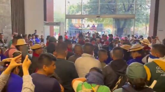 Minga indígena irrumpió en las instalaciones de la Revista Semana. Foto: Captura de video
