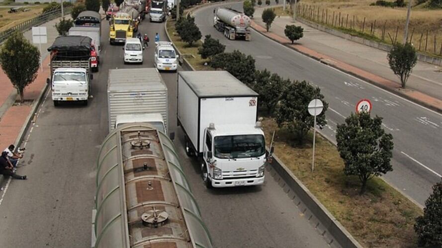 Transportadores de carga preocupados por cierre de la vía Bogotá – Villavicencio. Foto: Colprensa