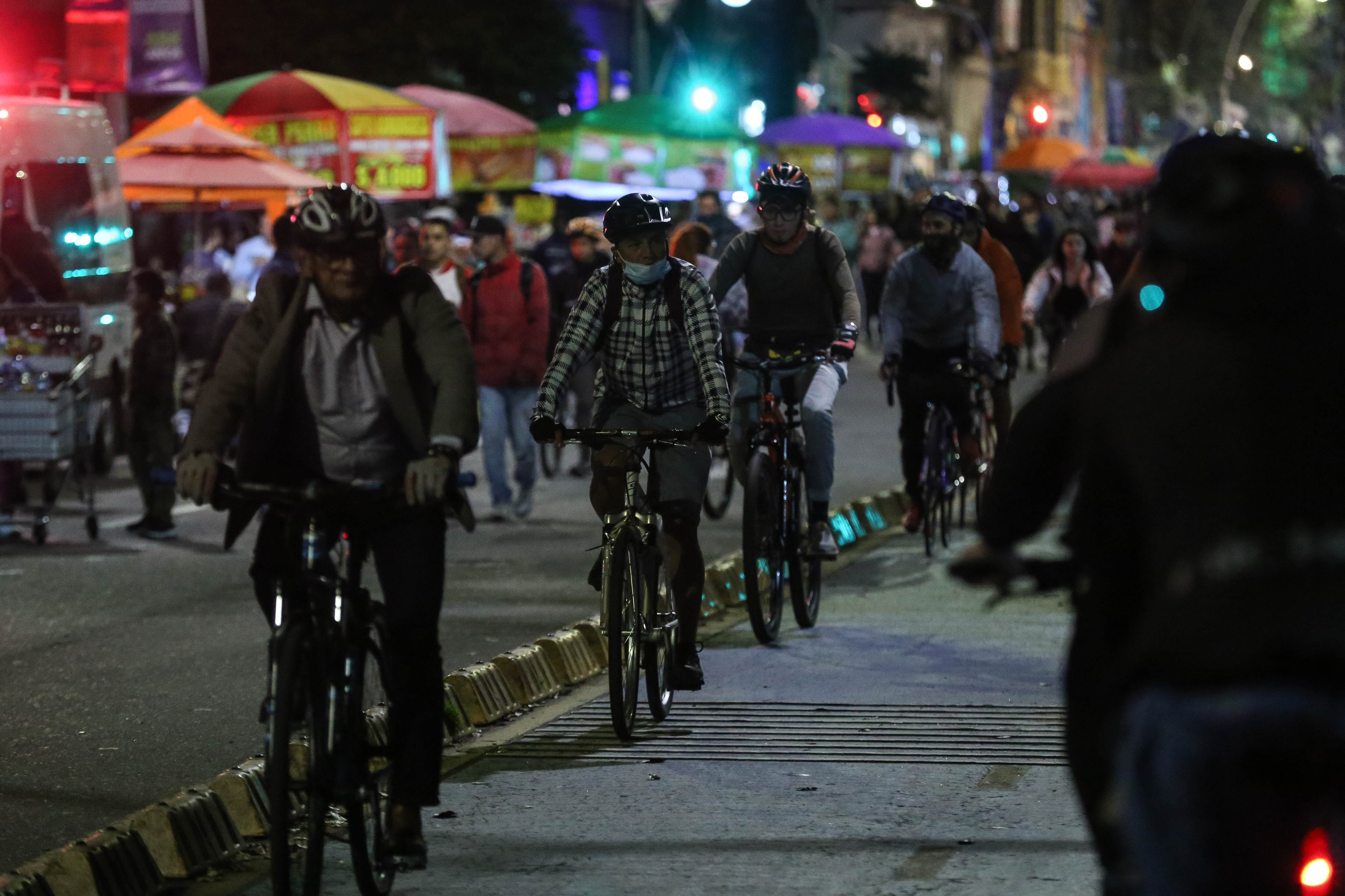 Ciclovía nocturna en Bogotá / (Colprensa - Camila Díaz)