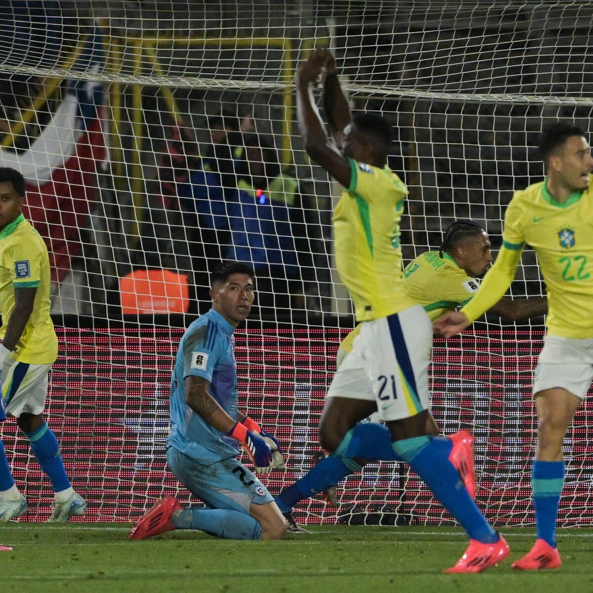 Brasil consigue un triunfo agónico ante Chile, que continúa sin levantar cabeza