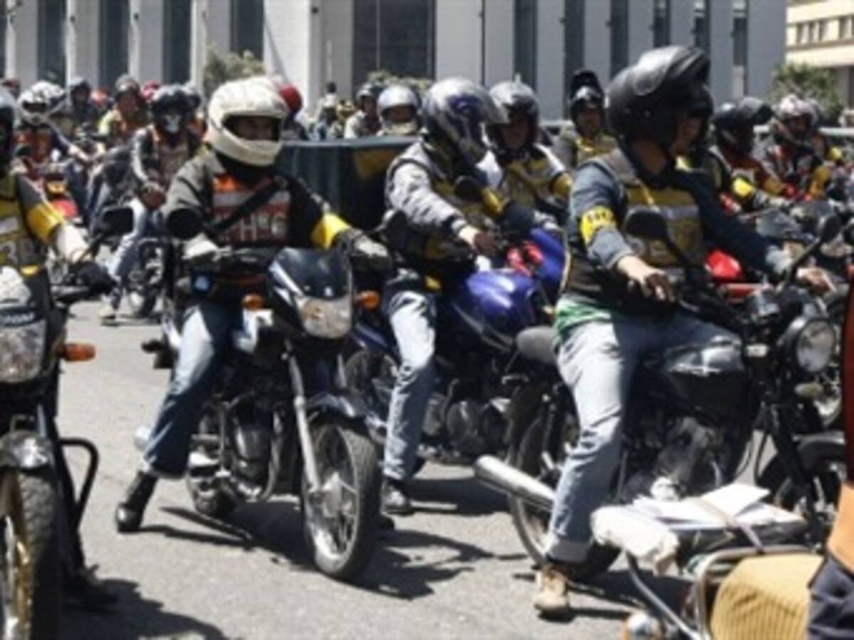Centenares de motociclistas protestaro contra el 'pico y placa' en Bogotá