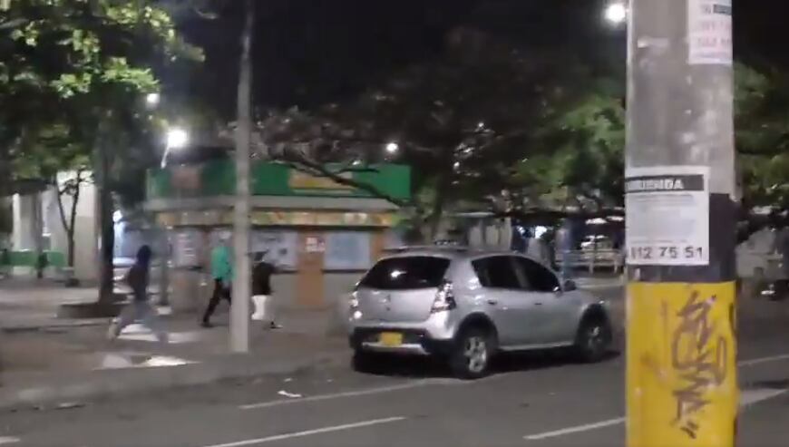 Hinchas de Nacional se enfrentan a la Policía a las afueras del estadio / Imagen tomada de Twitter.