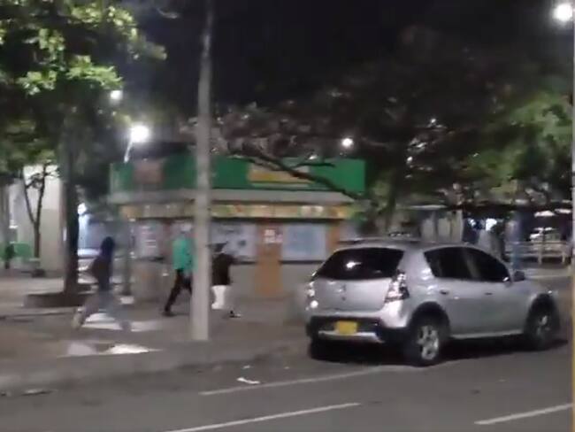 Hinchas de Nacional se enfrentan a la Policía a las afueras del estadio / Imagen tomada de Twitter.