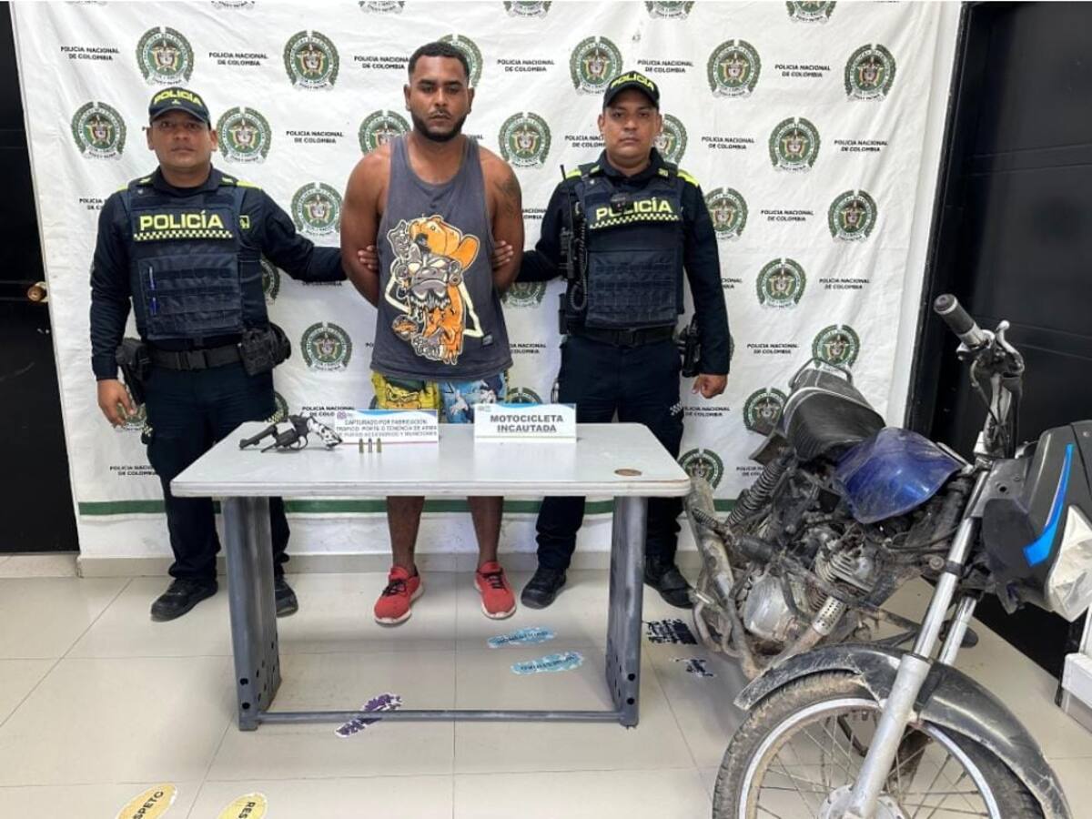 En persecución en Arjona capturan a un hombre que llevaba un revólver