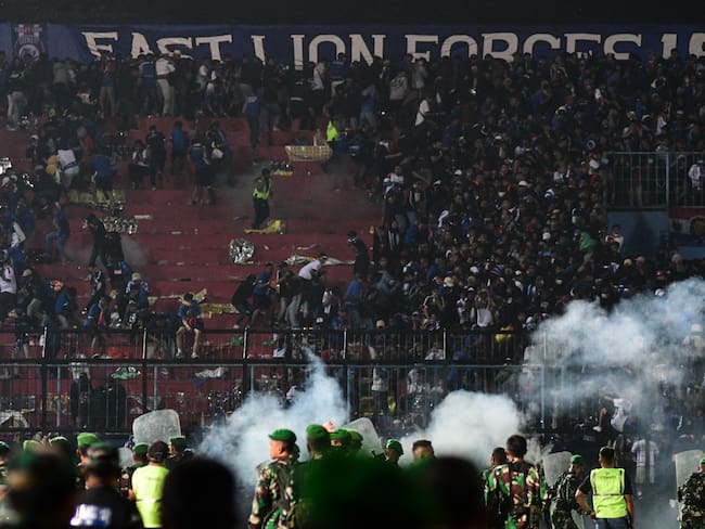 Disturbios en un partido del fútbol de Indonesia dejaron 125 muertos.