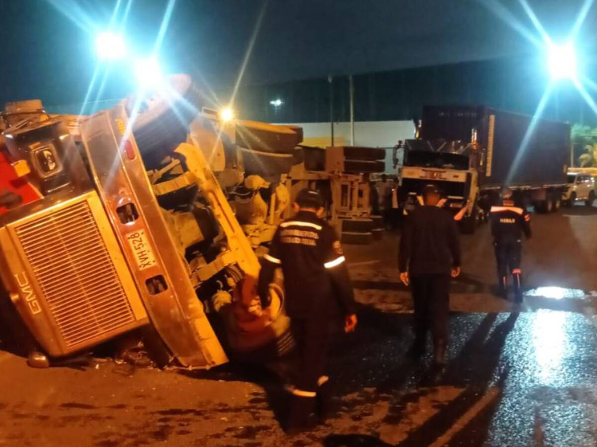 Un conductor herido dejó volcamiento de tractomula en Cartagena