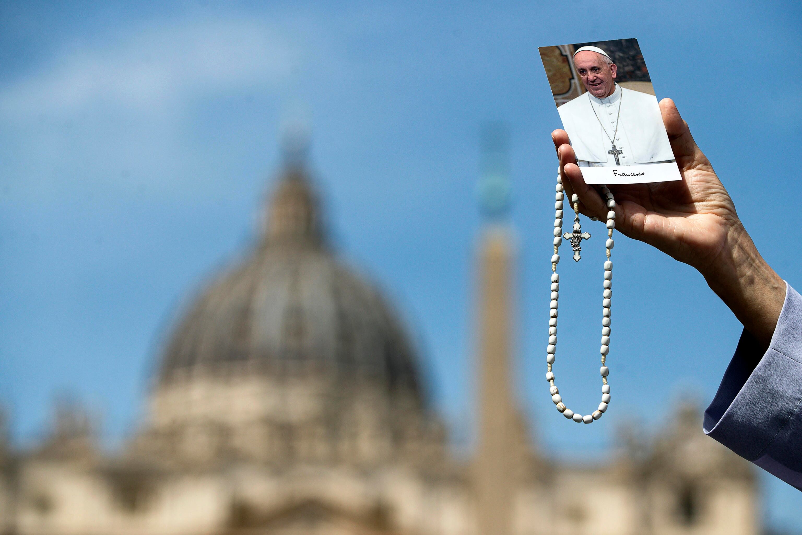 FOTODELDIA CIUDAD DEL VATICANO (VATICANO) 21/04/2025.- Una monja muestra una foto del papa Francisco durante su rezo este lunes en la Plaza de San Pedro en el Vaticano. El papa Francisco falleció este lunes a las 7.35 horas (5.35 GMT) en su residencia de la Casa Santa Marta, anunció en un vídeo mensaje el camarlengo, el cardenal Kevin Joseph Farrel. EFE/ Angelo Carconi