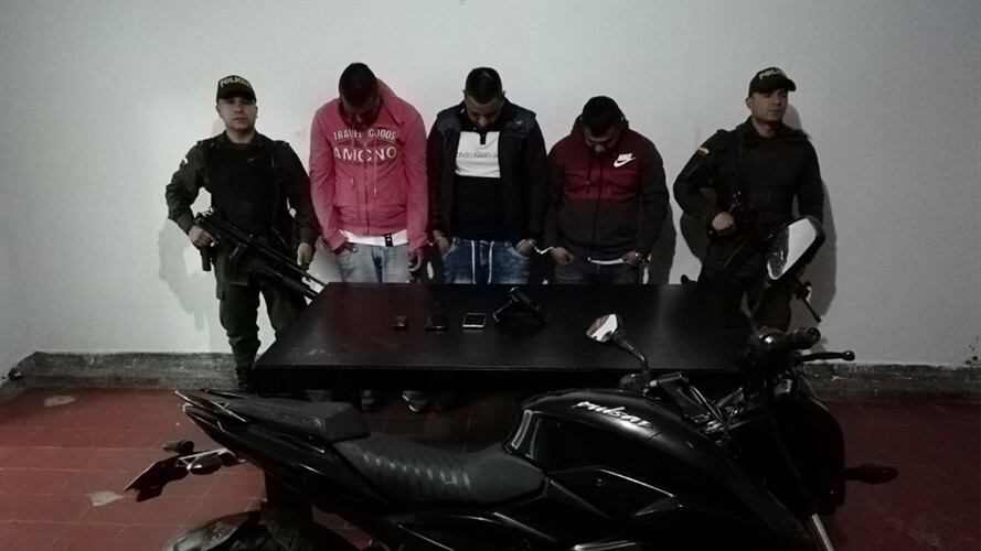 Los detenidos fueron conducidos a la sede de la Fiscalía, para responder por su presunta participación en el delito de hurto agravado. Foto: Policía