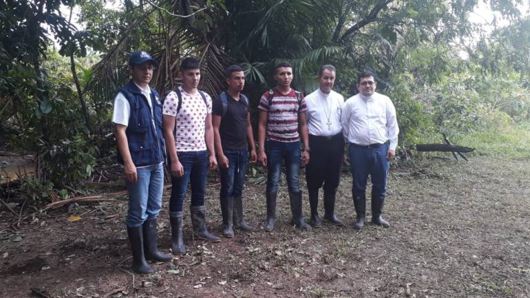 La imagen que muestra a los tres soldados en poder la comisión humanitaria. 