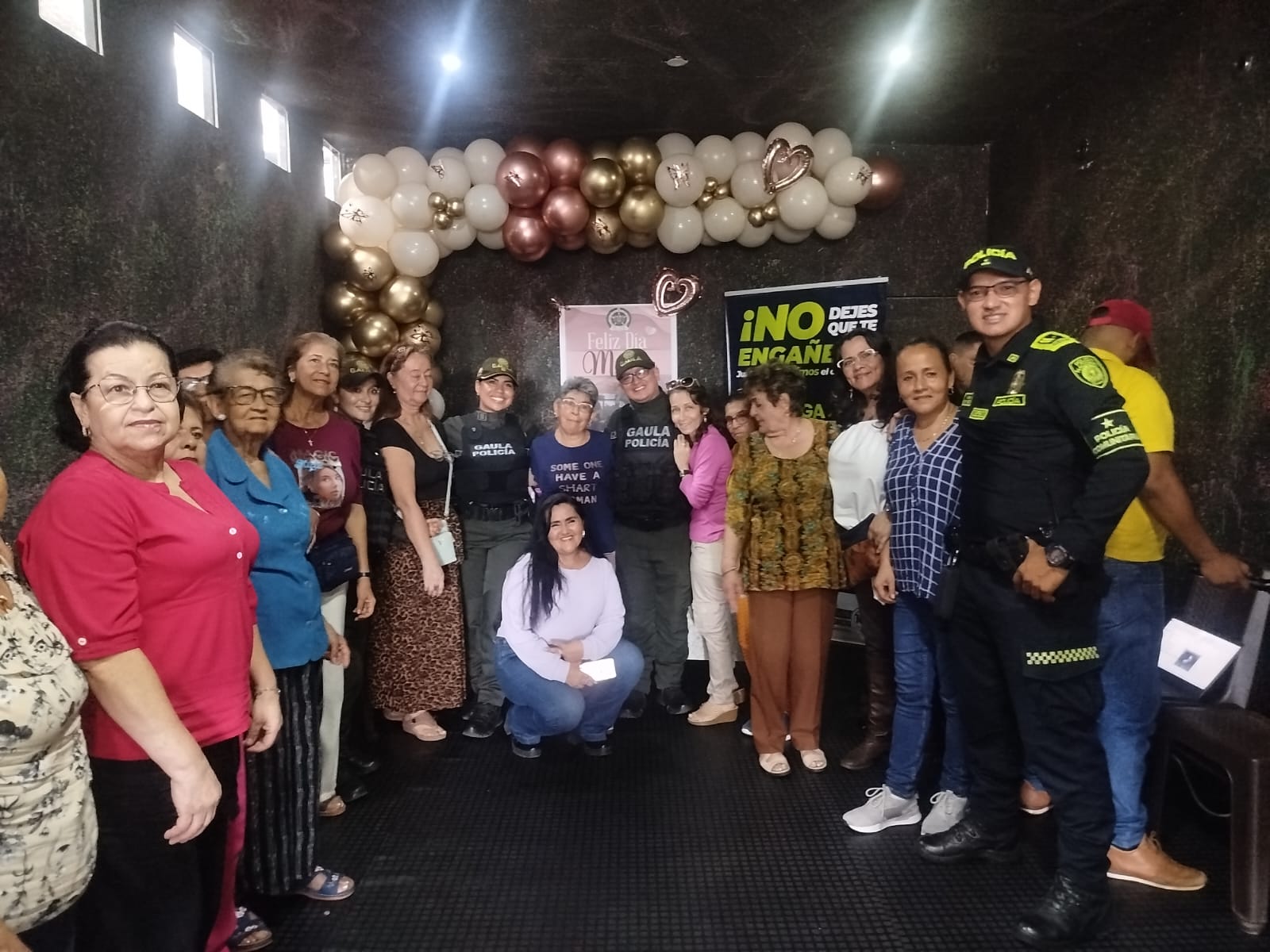 El GAULA Quindío se unió a la celebración del Día de las Madres con una tarde de esparcimiento para las "Canitas del Placer" en Armenia. Foto: Cortesía Gaula Policía