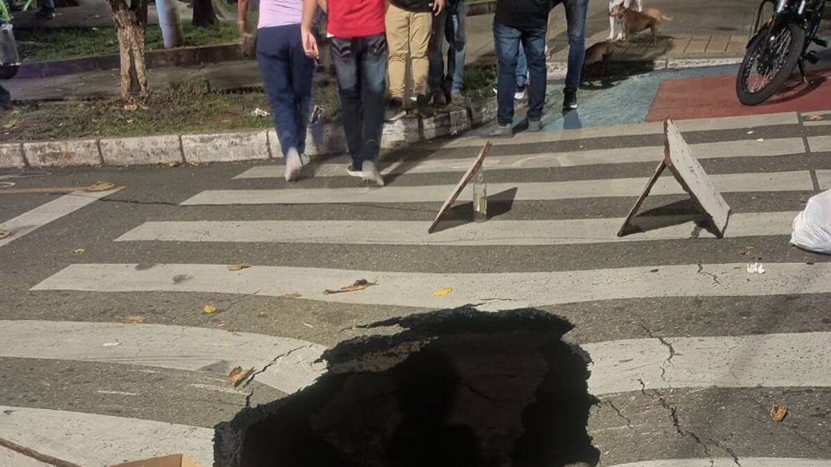 Cierre en vía del centro de Medellín por socavación tras daño en red de EPM