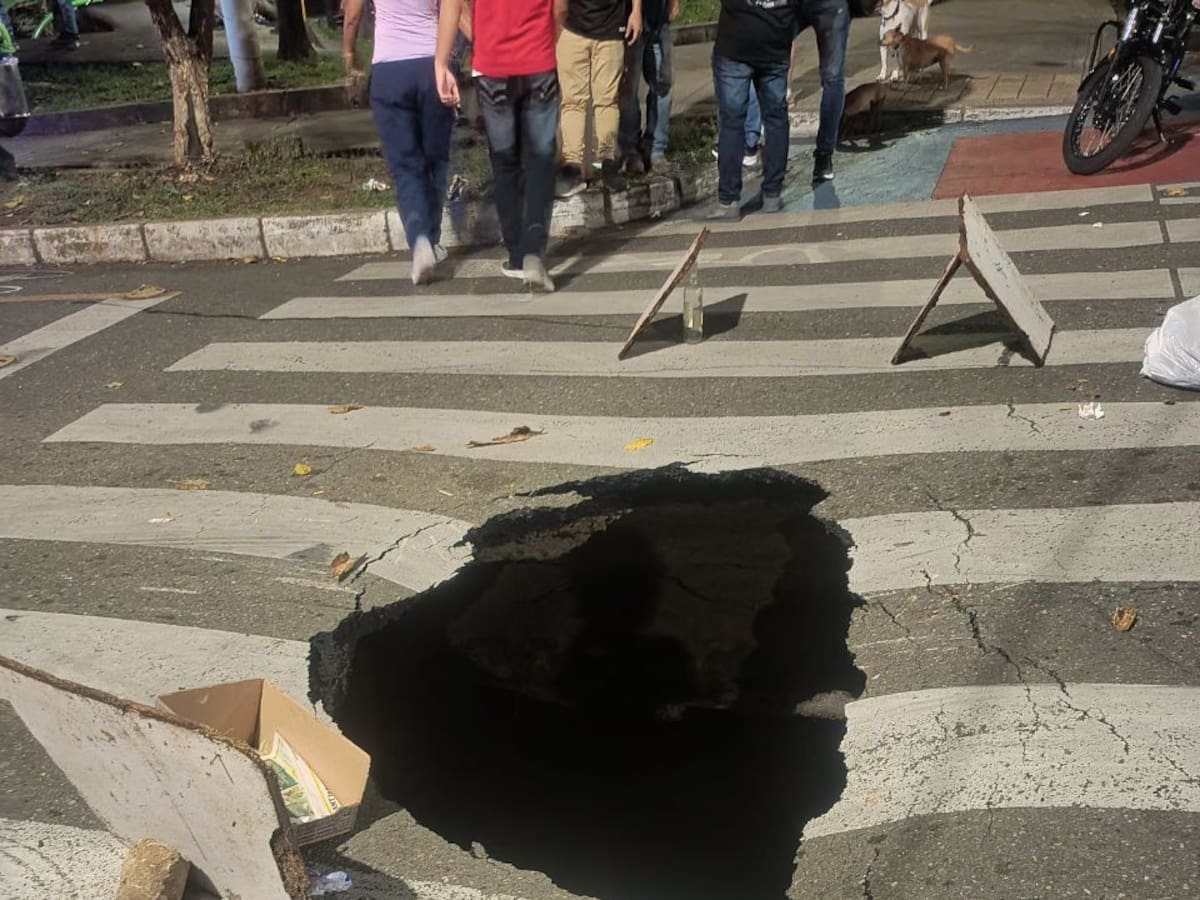 Cierre en vía del centro de Medellín por socavación tras daño en red de EPM