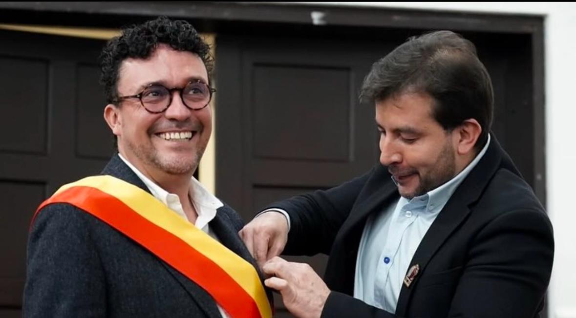 Andrés Cepeda condecorado en el Concejo de Bogotá. Foto: Concejo de Bogotá.