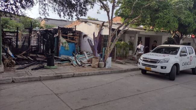 Moradores del sector aseguran que un carro tanque que pasaba por el lugar ayudó a sofocar las llamas