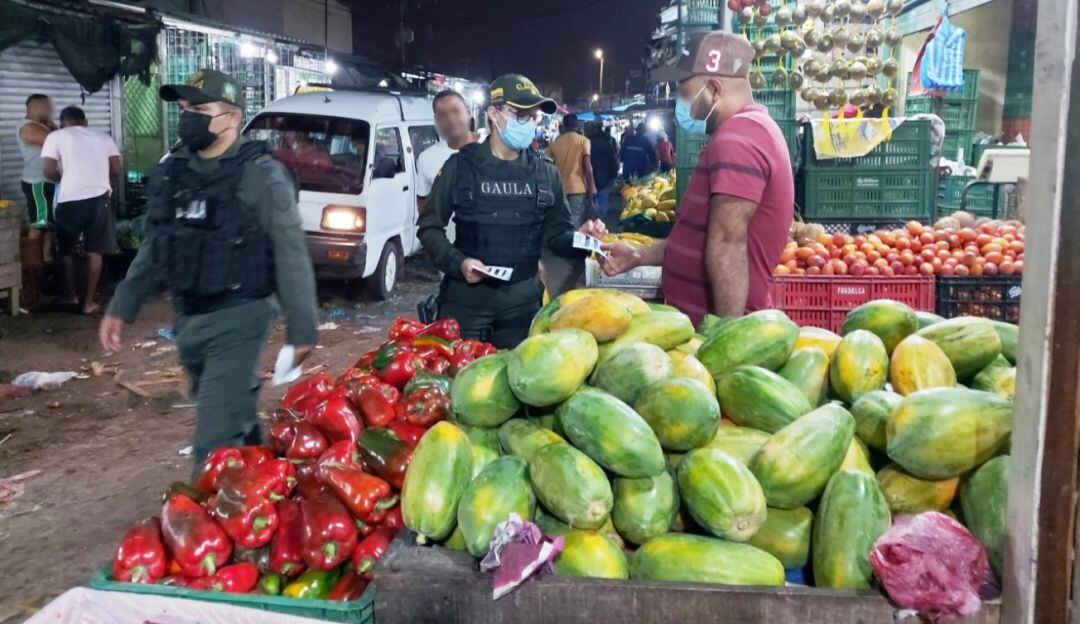 Mediante el despliegue de la campaña #YoNoPagoYoDenuncio dirigida los comerciantes de esta populosa plaza de mercado en Cartagena