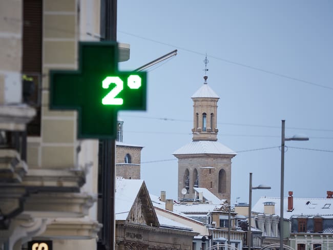 La caída en las temperaturas ha causado retrasos en aeropuertos y problemas de movilidad en distintas naciones europeas como Escocia, Países Bajos, Francia, Italia y España.
(Foto: Eduardo Sanz/Europa Press via Getty Images)