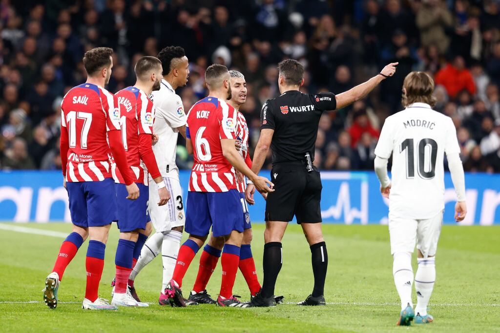 Ángel Correa de Atlético de Madrid vio la trjeta roja tras propinarle un codazo a Antonio Rudiger en el juego contra el Real Madrid (Photo By Oscar J. Barroso/Europa Press via Getty Images)