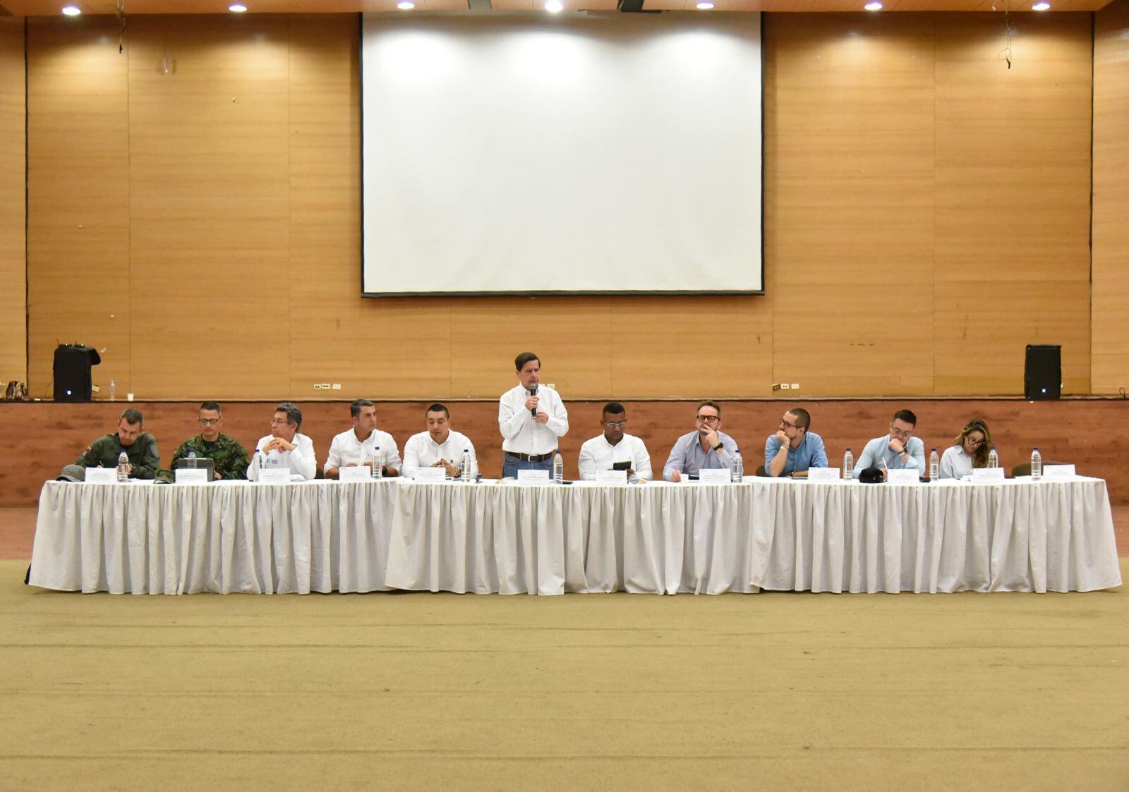 El ministro del Interior, Juan Fernando Cristo, lidera mesa de diálogo interétnico en el Cauca. Foto: Ministerio del Interior